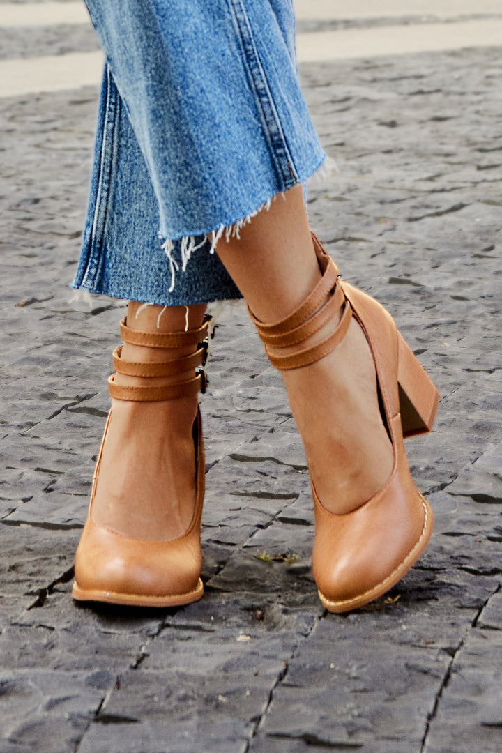 Lorna - Smooth sandals with ankle strap and chunky heel